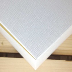 Scatola bianca effetto seta pieghevole per bomboniere e confezioni regalo