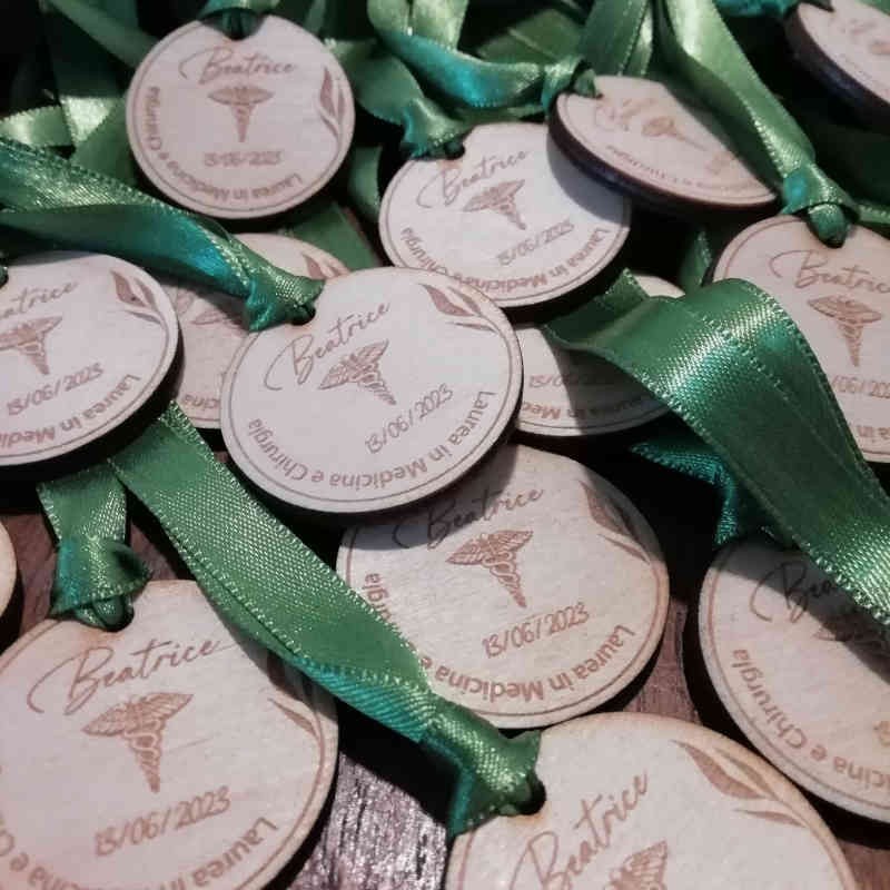 100 Targhette Round In Legno Con Spago - 'Thank You For Celebrating With Us' - Per Bomboniere Matrimonio E Baby Shower, 3,8 Cm - 3